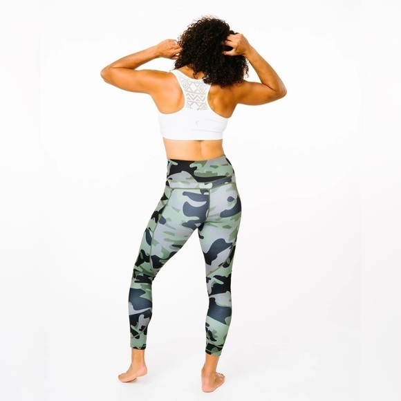 ZYIA Active Green Camo Pocket Light n Tight Hi-Rise Leggings, Size 6-8 - Picture 3 of 9